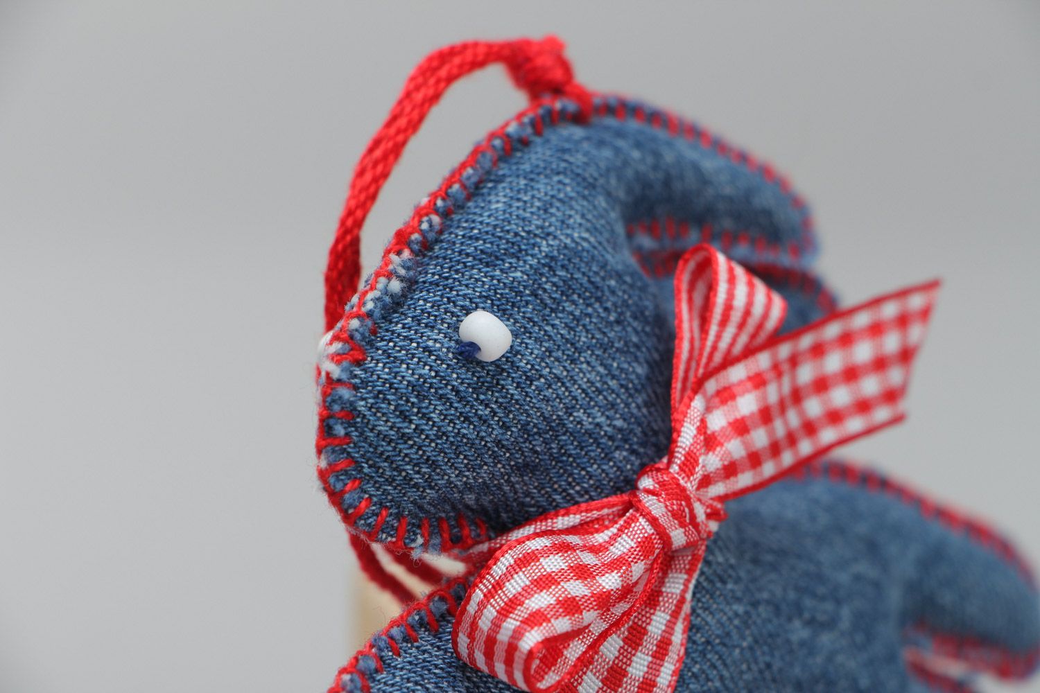 Jouet mou miniature Lièvre bleu en jean avec noeud décor d'intérieur fait main photo 3