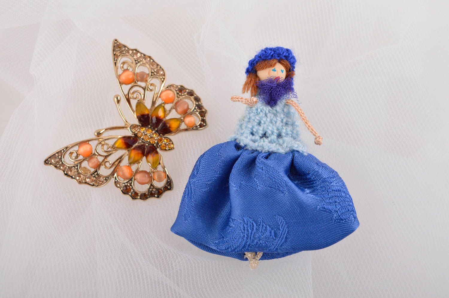 Broche hecho a mano muñeca con vestido azul regalo original accesorio de moda foto 1