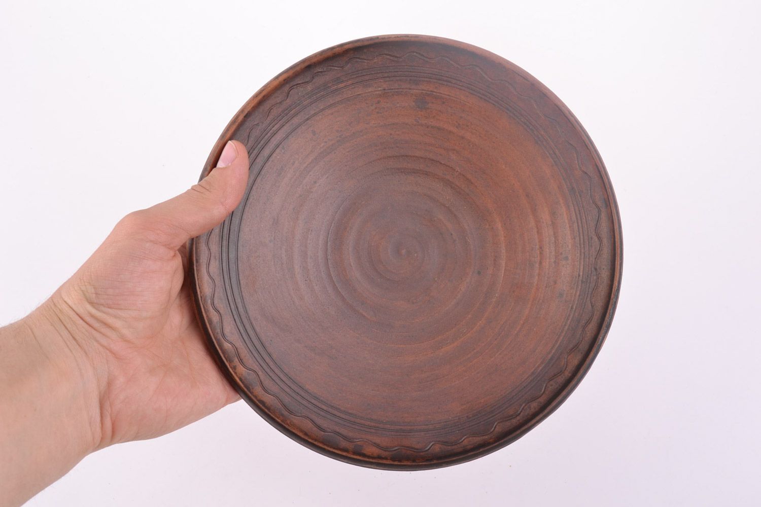 Необычная тарелка из глины коричневая круглая небольшая ручной работы плоская фото 2