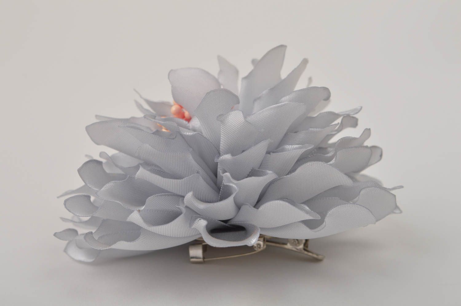 Handmade Schmuck Brosche Haarspange Blume Haar Accessoires graue Chrysantheme  foto 3