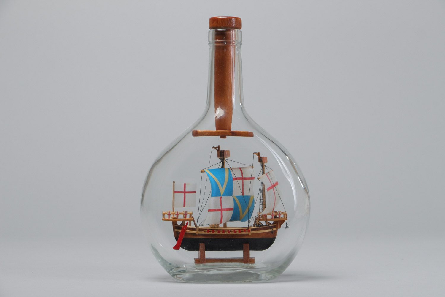 Petit bateau en bouteille de verre fait main décoration pour maison style marin photo 2