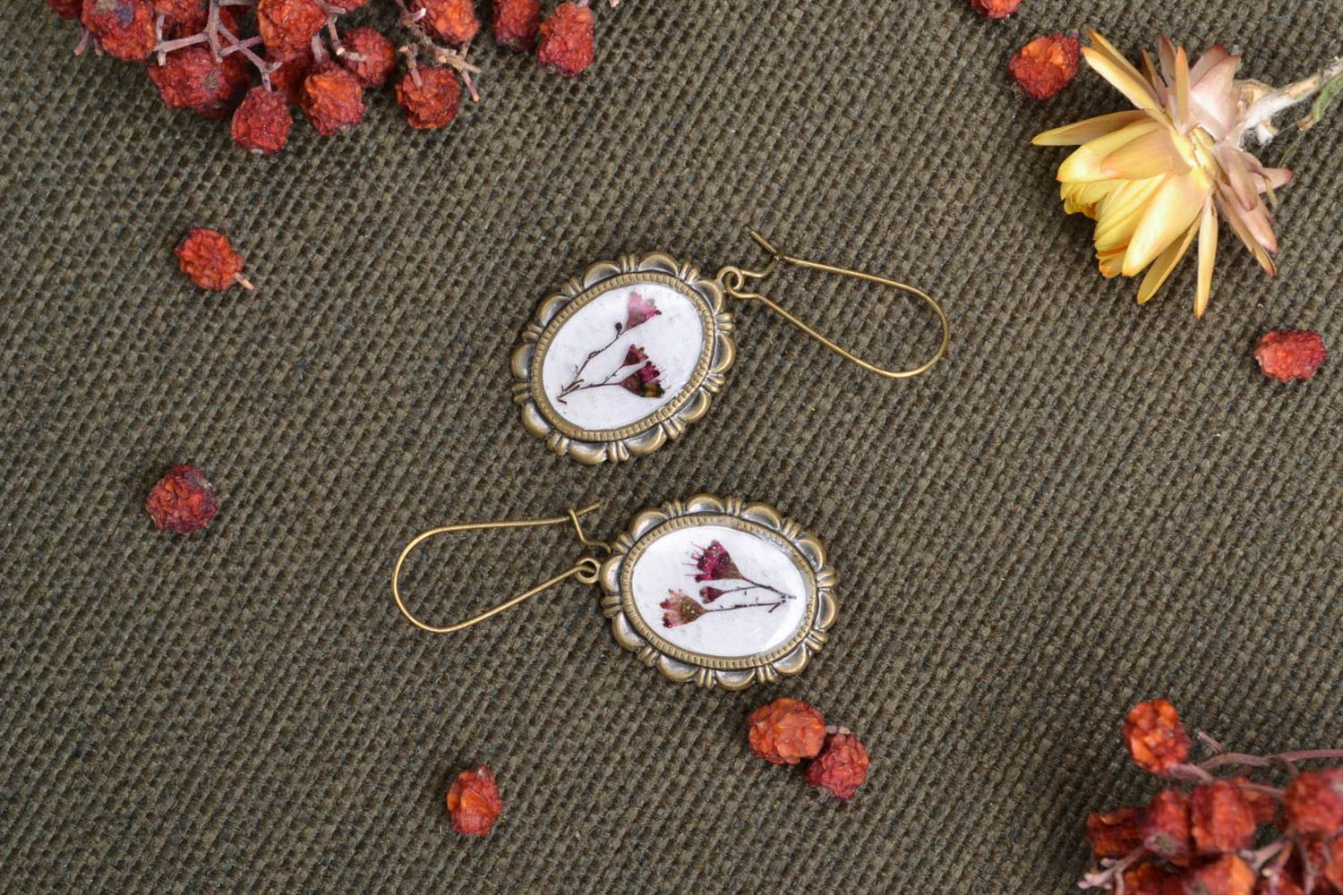 Oval earrings with dried flowers coated with epoxy photo 1
