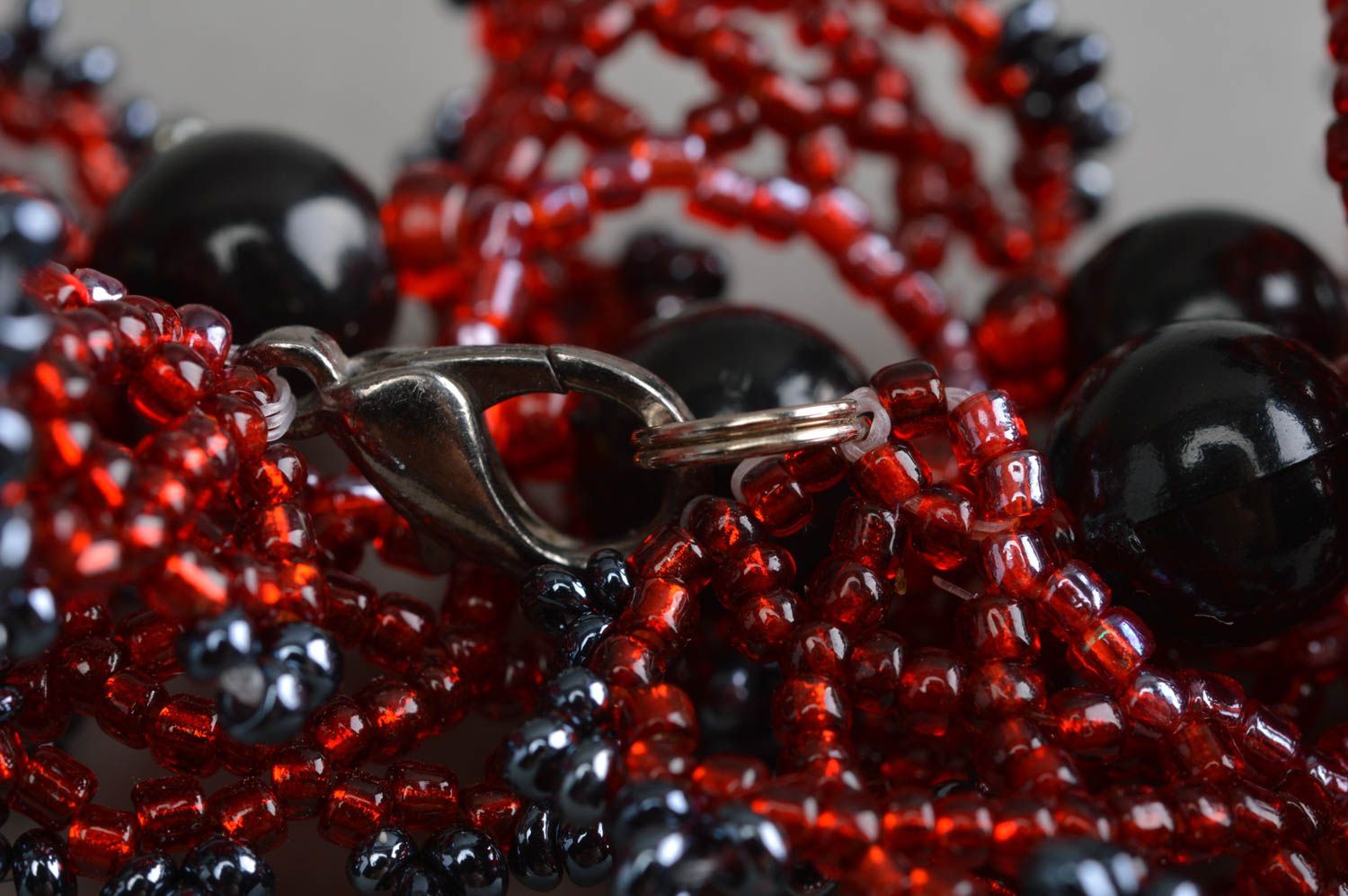 Bracelet en perles de rocaille fait main large ajouré rouge et noir bijou photo 5
