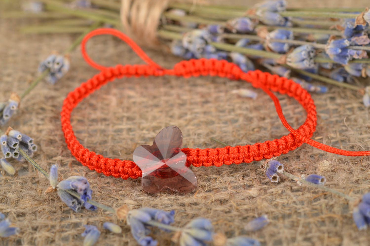 Красный браслет из вощеного шнурка с бусиной в виде бабочки ручной работы фото 1