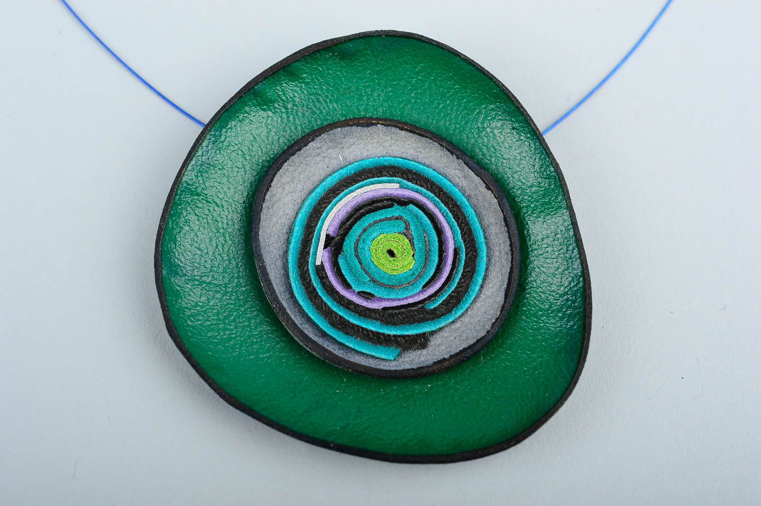 Зеленое украшение ручной работы кулон из кожи авторский женский кулон красивый фото 3