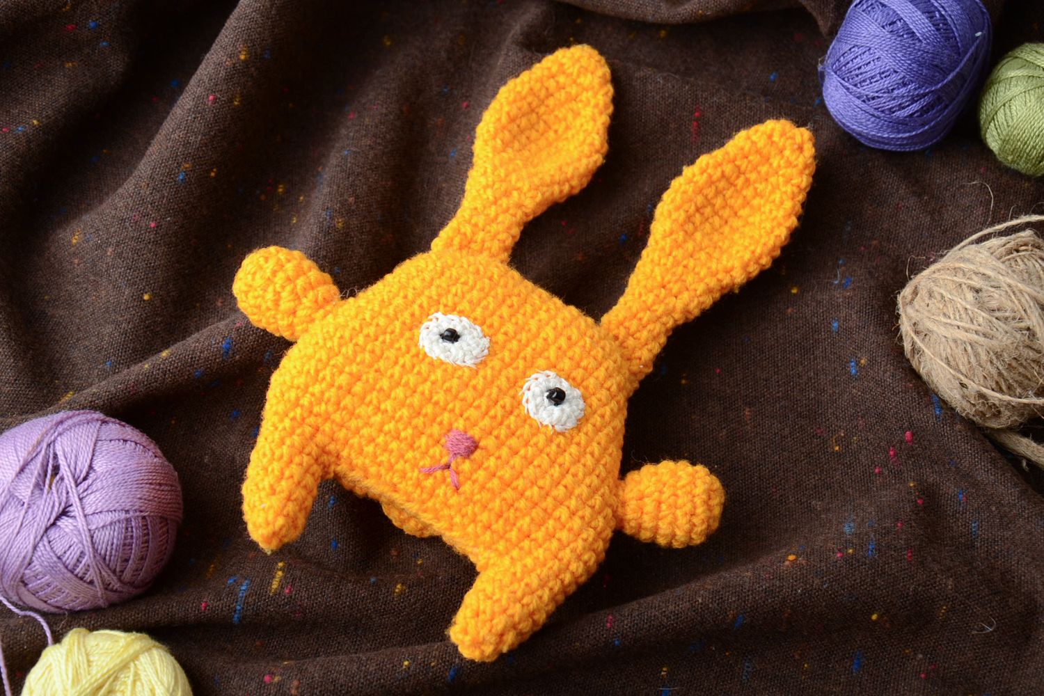Décoration à accrocher tricotée de fils acryliques faite main Petit lièvre jaune photo 1
