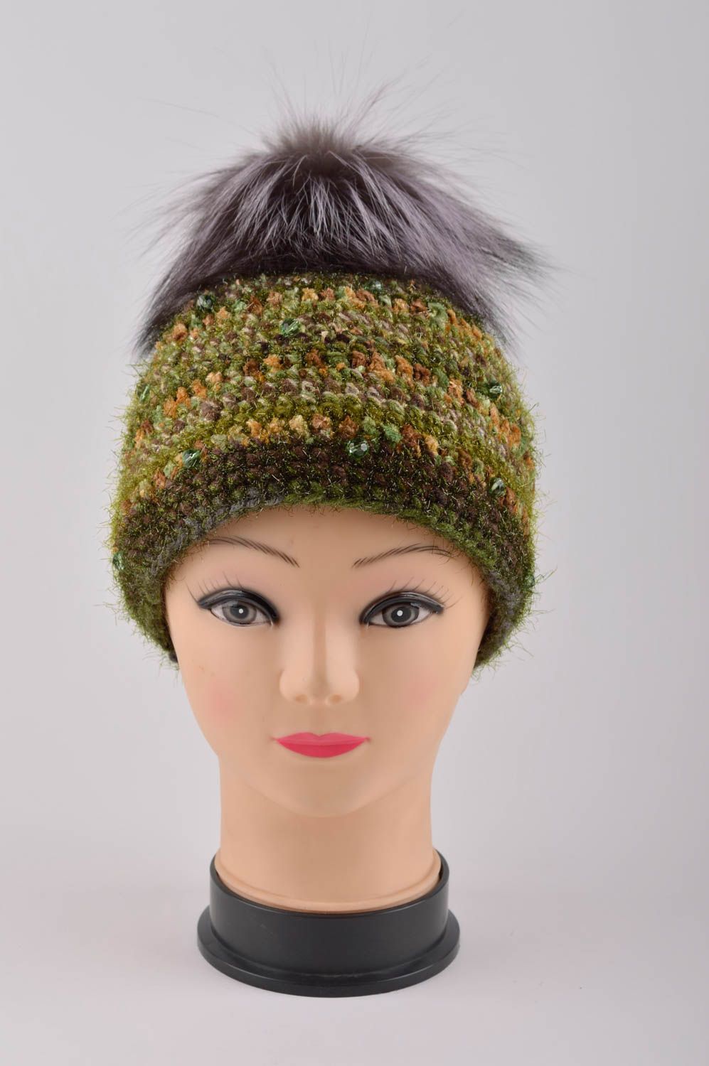 Bonnet d'hiver fait main Chapeau fourrure en laine Vêtement femme design photo 3