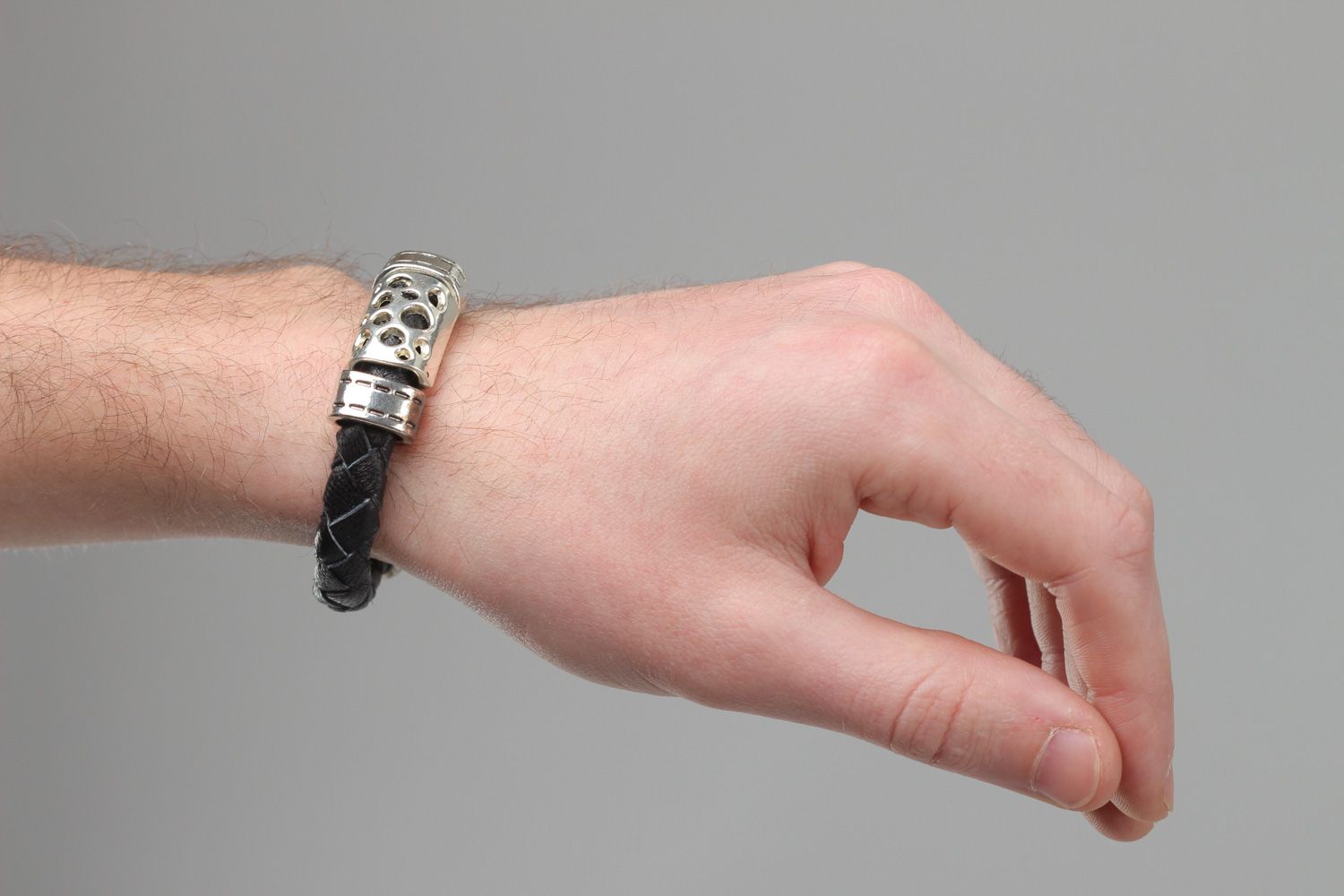 Bracelet fait main noir de vrai cuir unisexe avec pendeloque métallique photo 5