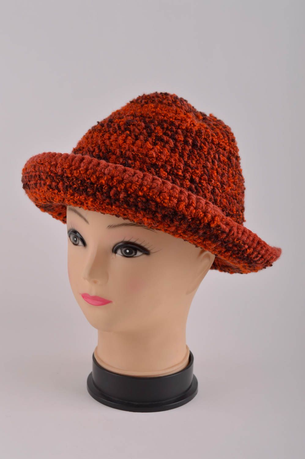 Handmade gehäkelter Hut Damen Accessoire modischer Hut aus Boucle schön foto 2