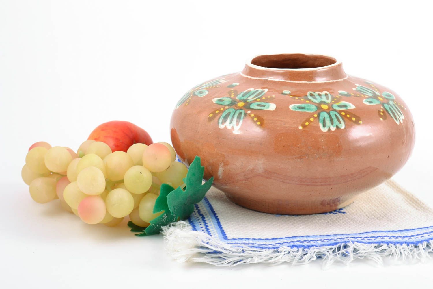 Handgeformte braune dekorative Vase mit Blumenmuster aus Ton für Interieur  foto 1