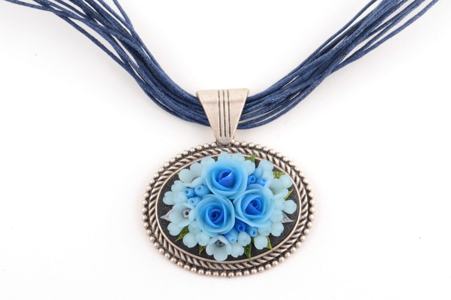 Handmade Blumen Anhänger an langer Kette mit blauen Rosen aus Polymerton  foto 3