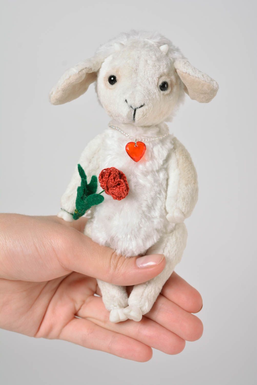 Игрушка ручной работы плюшевая овечка с цветком интересный подарок для дома фото 1