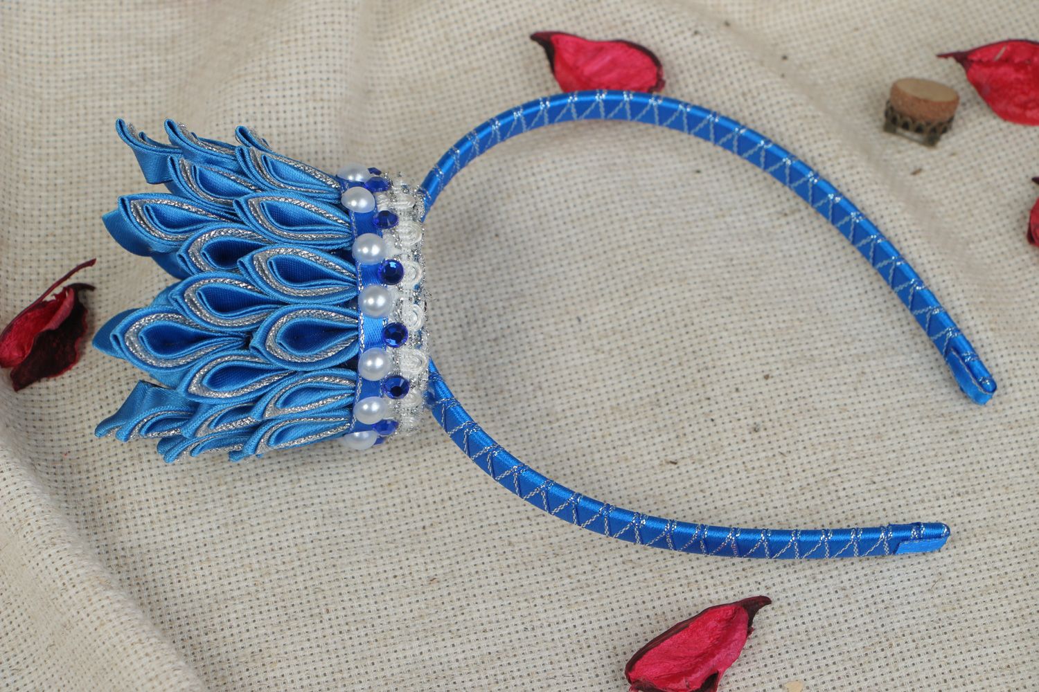 Blauer handgemachter Haarreif mit Krone aus Ripsbändern in Kanzashi Technik  foto 5