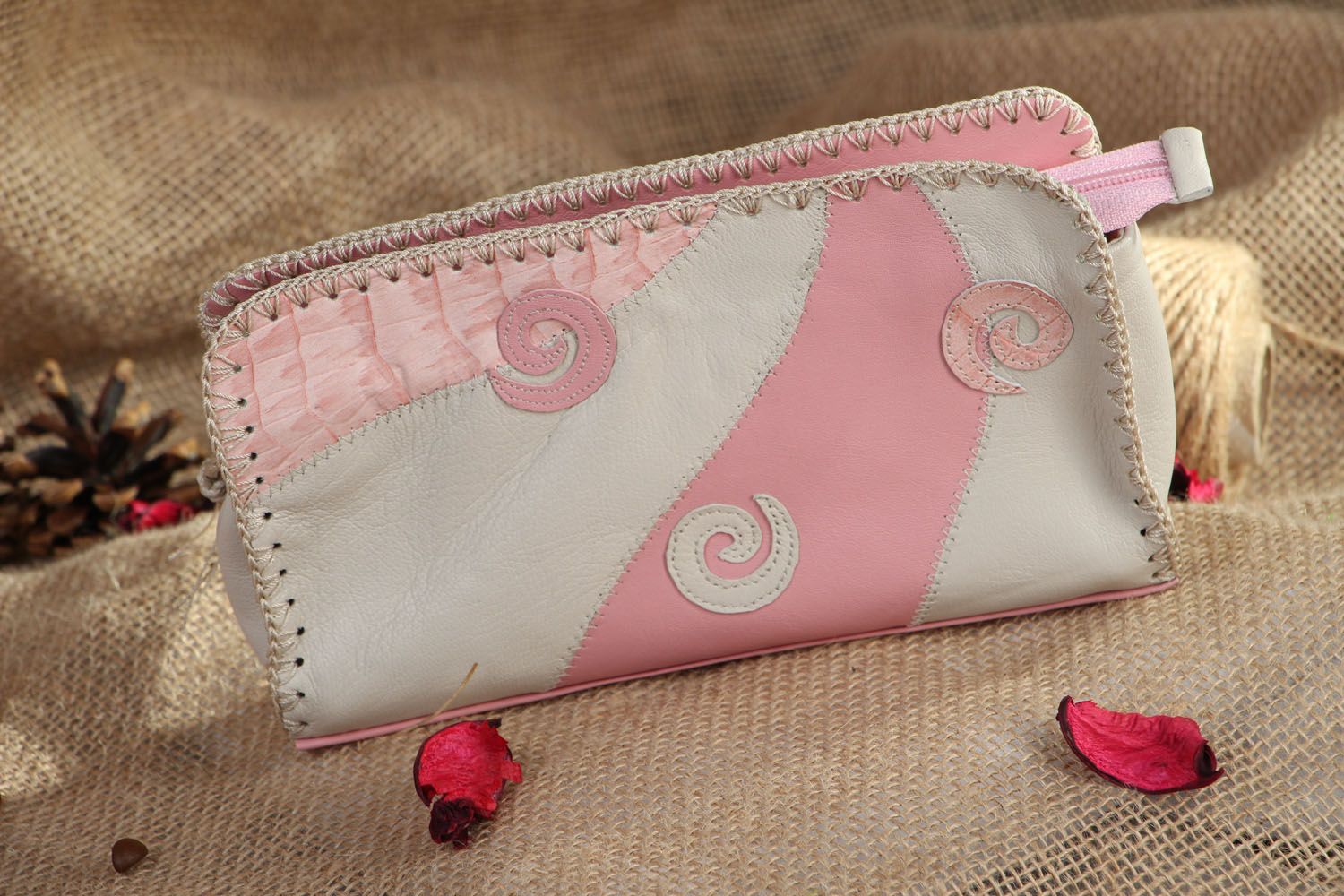 White and pink leather beauty bag photo 5