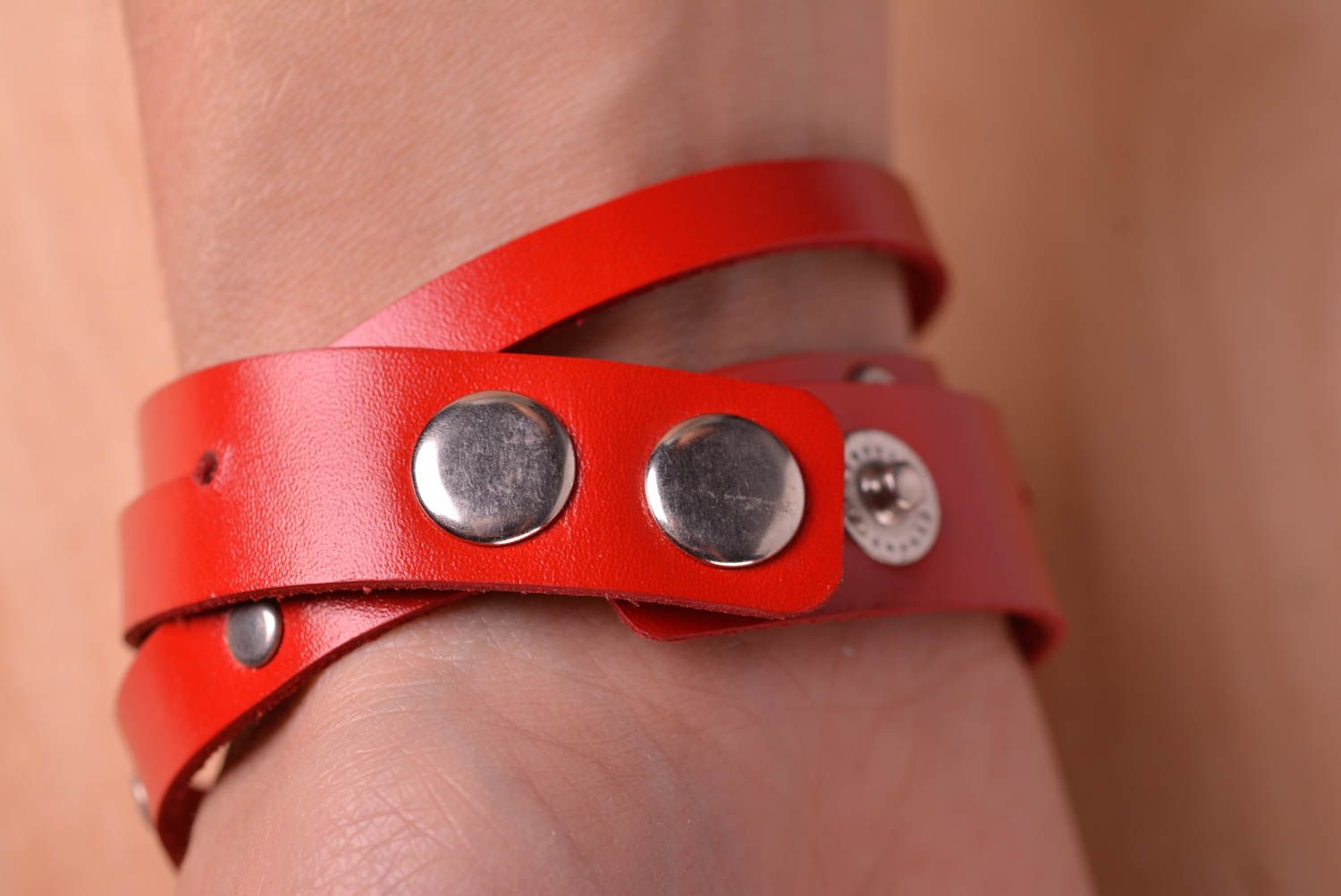 Bracelet cuir Bijou fait main rouge Accessoire femme design de créateur photo 5