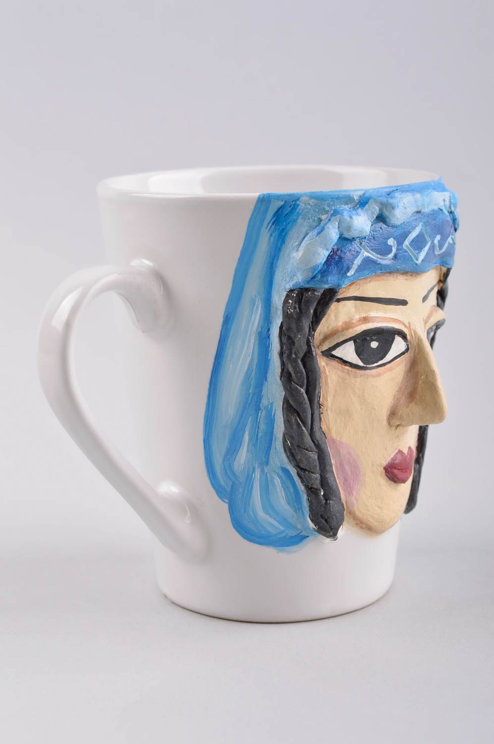 White ceramic cup with handle with molded female face 0,67 lb photo 2