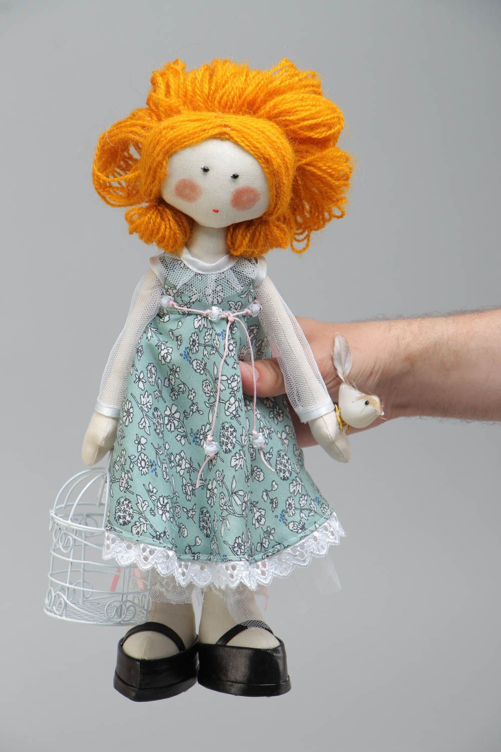 Muñeca decorativa artesanal hecha a mano de trapo de tela con pájaro para niña foto 5