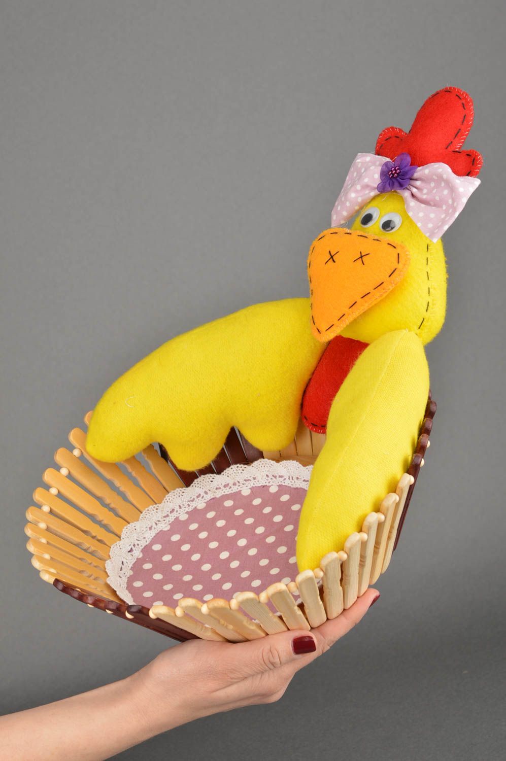 Dekorativer Korb aus Holz mit Stofftier Huhn handgemacht schön für Nähzubehör foto 3
