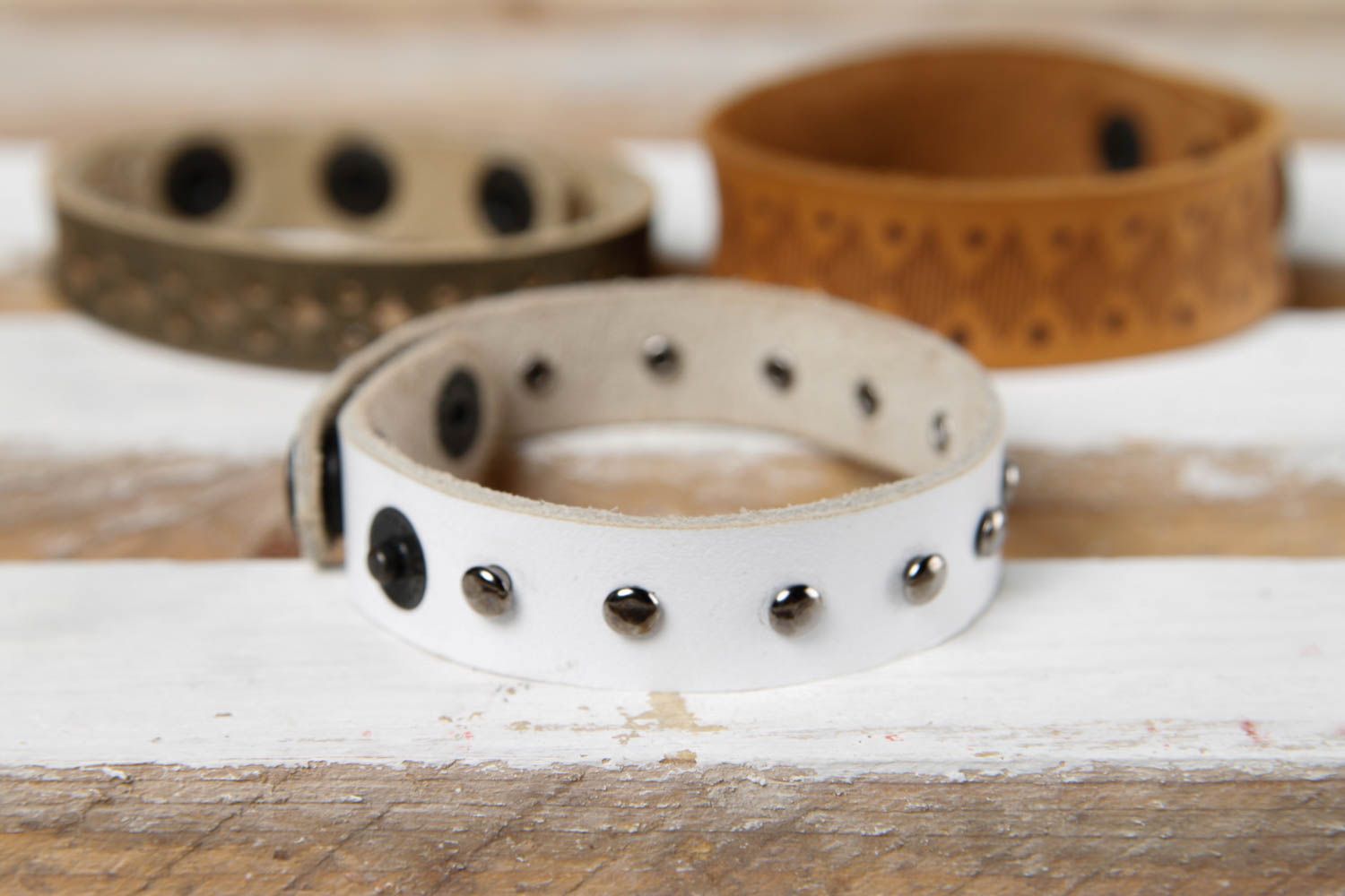 Handmade weißes Armband aus Leder Designer Schmuck Accessoire für Frauen  foto 1