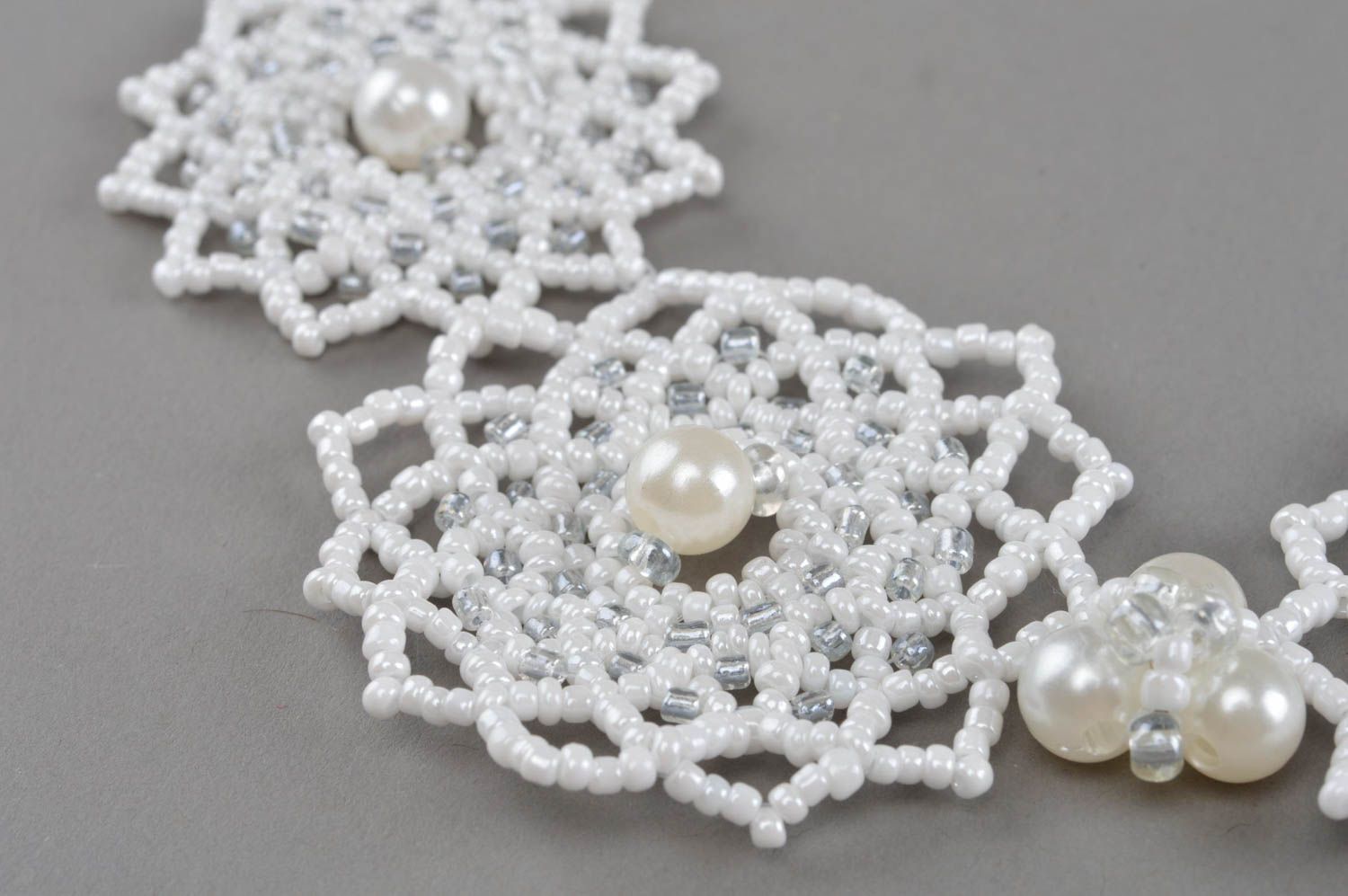 Weißes künstlerisches Collier aus Glasperlen mit Blumen grell handgefertigt foto 5