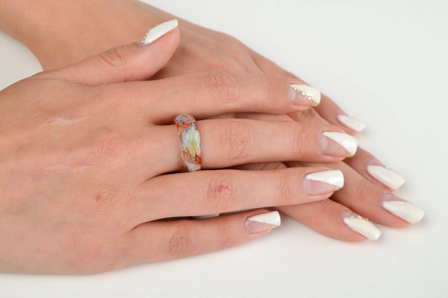 Кольцо с цветами женское кольцо ручной работы украшение из эпоксидной смолы фото 2
