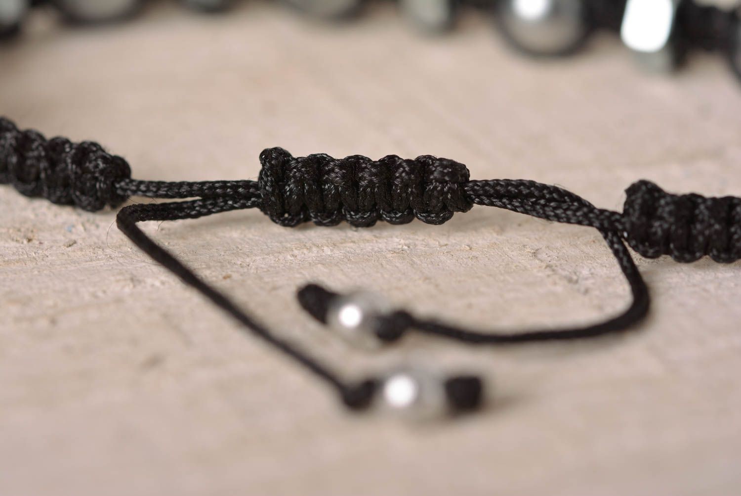 Бижутерия ручной работы браслет из ниток браслет на руку серебристо-черный фото 4