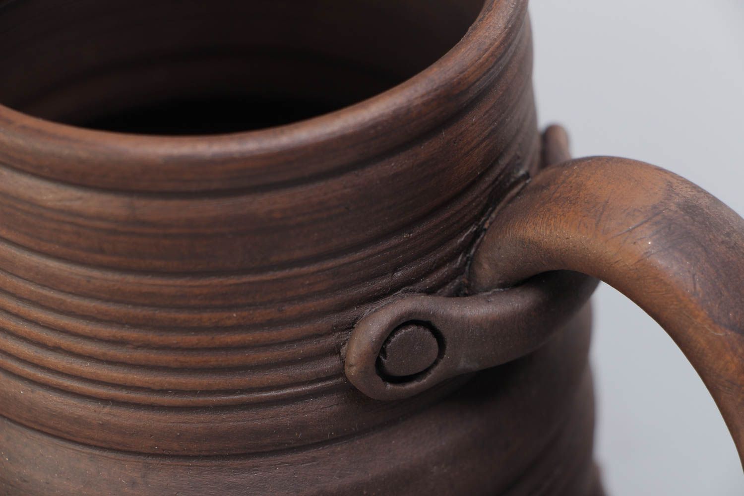 Керамическая пивная кружка в технике молочного обжига хэнд мэйд темно-коричневая фото 3