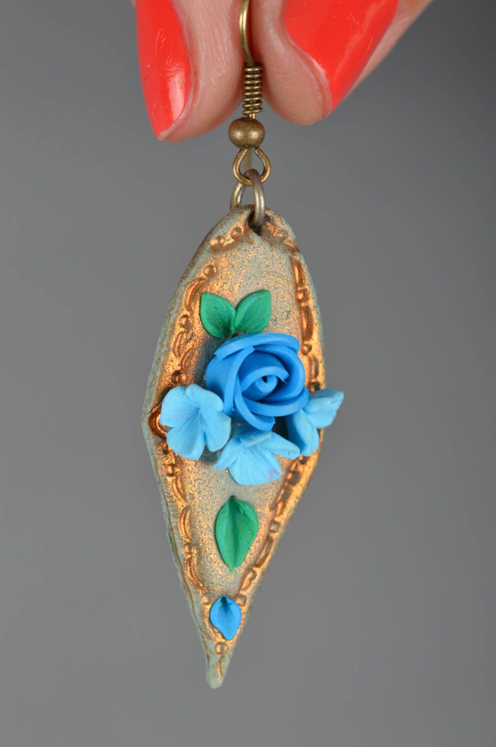Boucles d'oreilles en pâte polymère pendantes originales pour femme Roses bleues photo 3