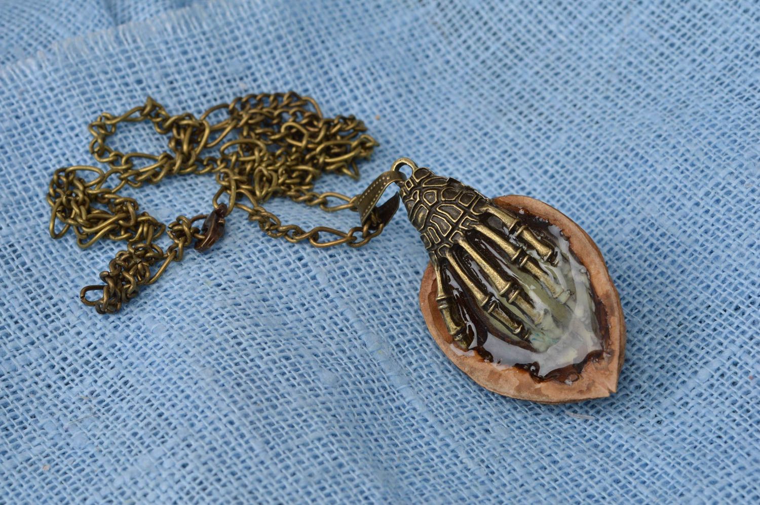 Accessoire pendentif sur chaîne avec main métallique avec noix lumineux photo 1