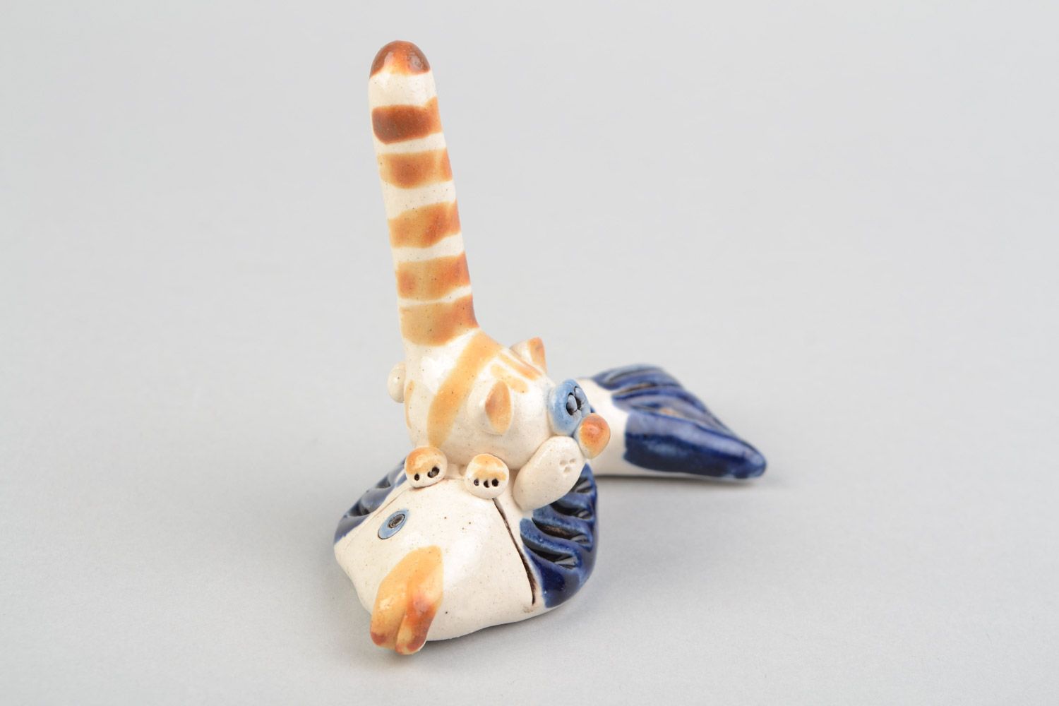 Figura de cerámica con pintura soporte para anillos artesanal gato con pecesito foto 4