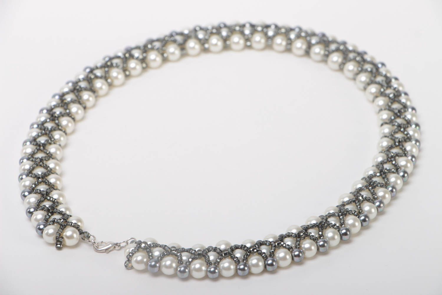 Joli collier en perles de rocaille et perles fantaisie fait main gris blanc photo 4