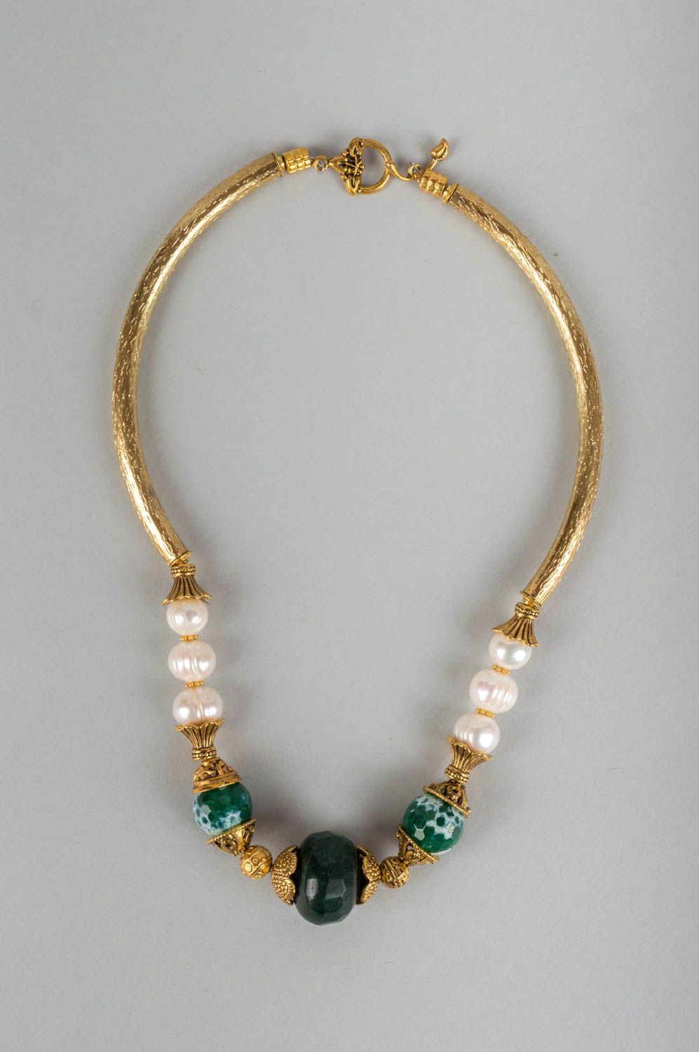 Короткое ожерелье из латуни с агатом жемчугом авторское массивное ручной работы фото 2