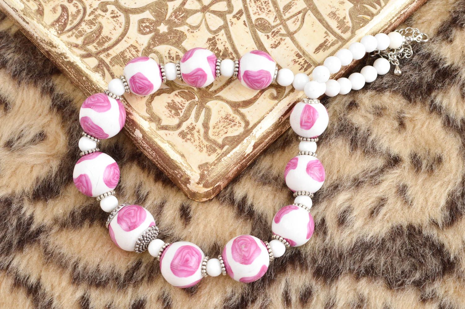 Collier fantaisie Bijou fait main pâte polymère rose-blanc Accessoire femme photo 2