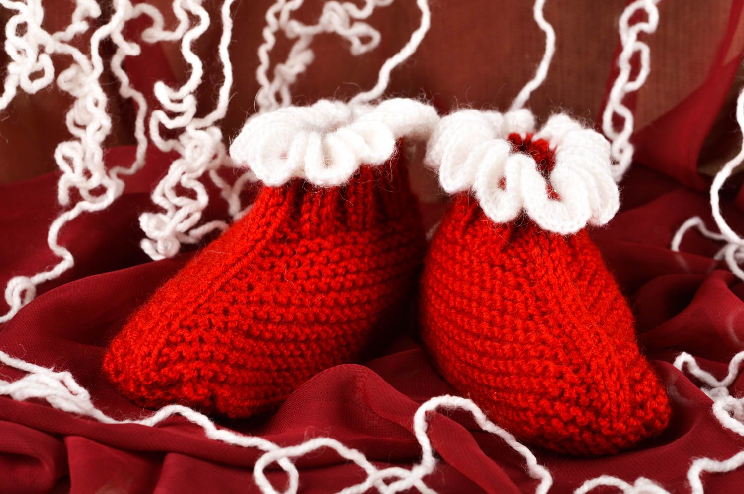 Chaussons de bébé faits main Chaussures bébé rouges tricotés Vêtement bébé photo 1