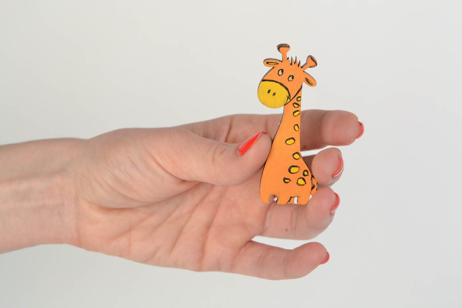 Broche de madera artesanal con forma de jirafa pintada con acrílicos foto 2