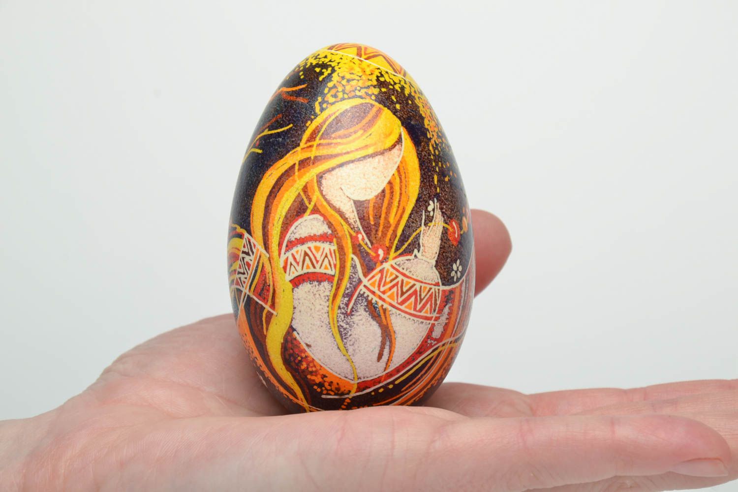Huevo de Pascua artesanal con pintura bonita foto 4