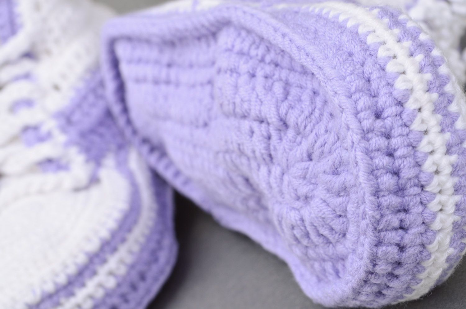 Patucos de bebé artesanales con forma de bambas blancos violetas para niño foto 4