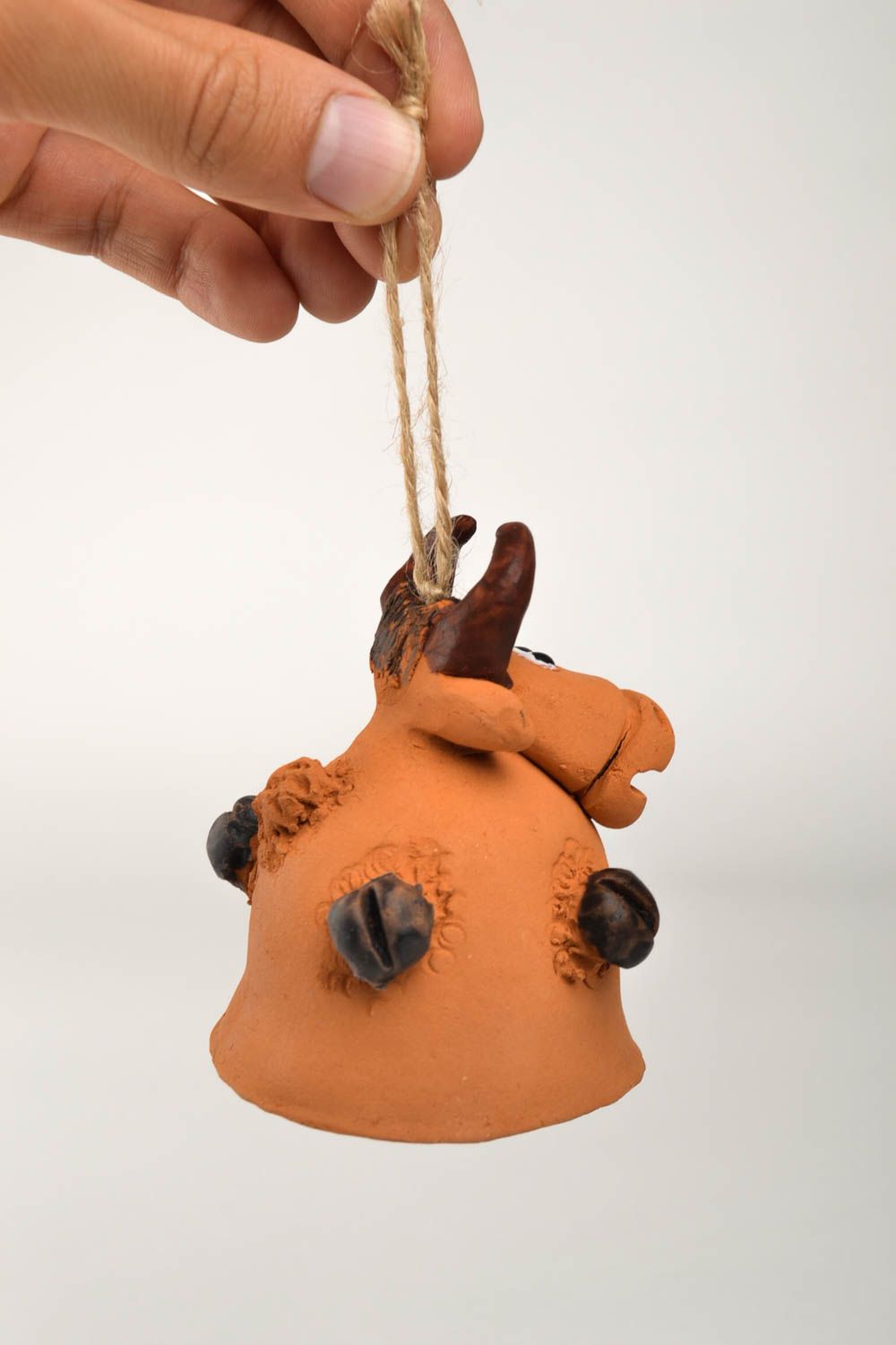 Авторская керамика колокольчик ручной работы смешная корова колокольчик из глины фото 5
