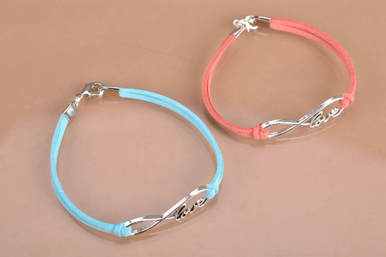 Набор браслетов из замшевых шнурков со вставками хэнд мэйд 2 шт голубой розовый фото 2