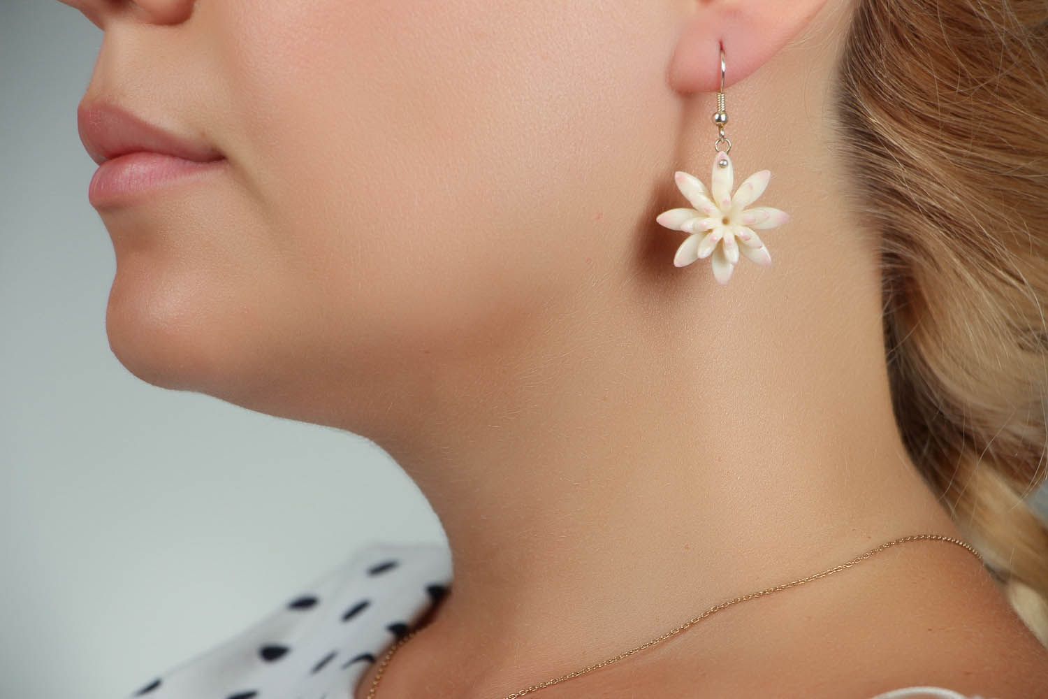 Ohrringe aus Polymerton Weiße Blumen foto 5