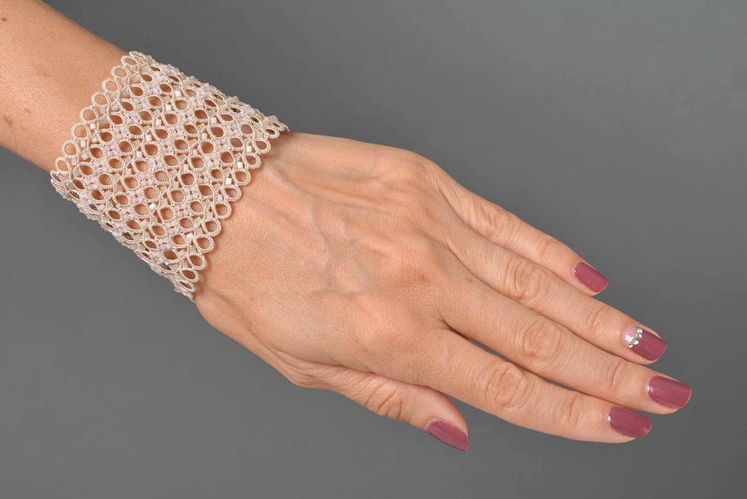 Модный браслет ручной работы дизайнерское украшение браслет на руку бежевый фото 2