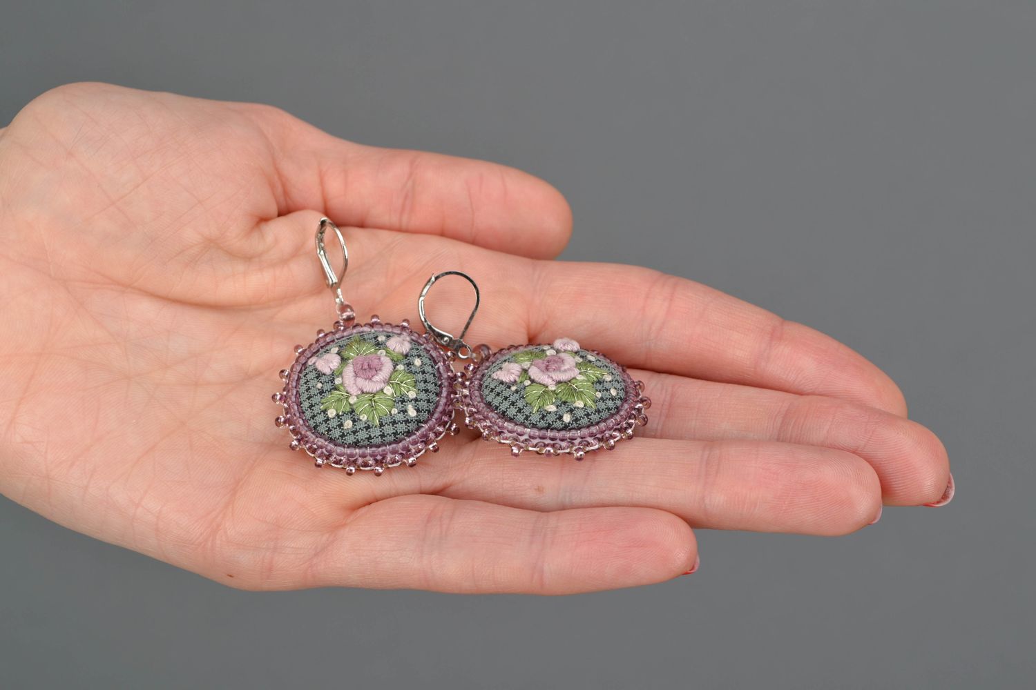 Satin stitch embroidered round earrings photo 2