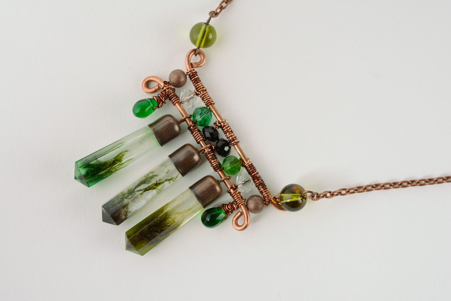 Handmade wire wrap copper necklace with natural moss coated with epoxy photo 1
