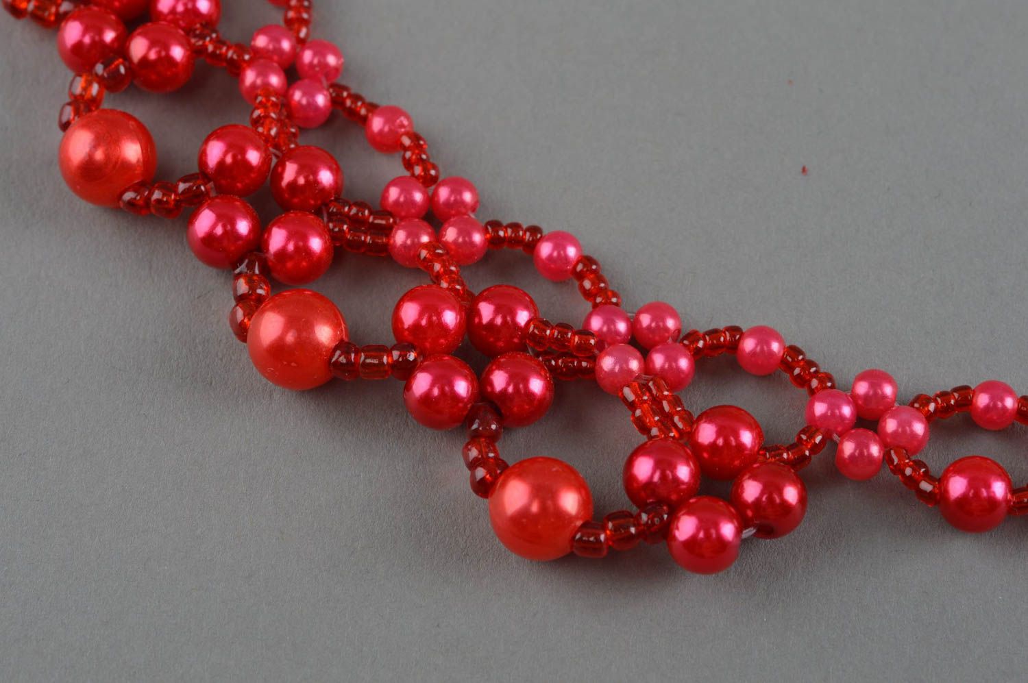 Ожерелье из бисера с бусинками плетеное ручной работы оригинальное красное фото 3