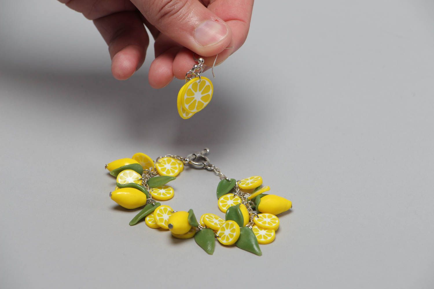 Handmade Schmuck Set Ohrringe und Armband aus Polymer Ton 2 Stück Zitronen foto 4