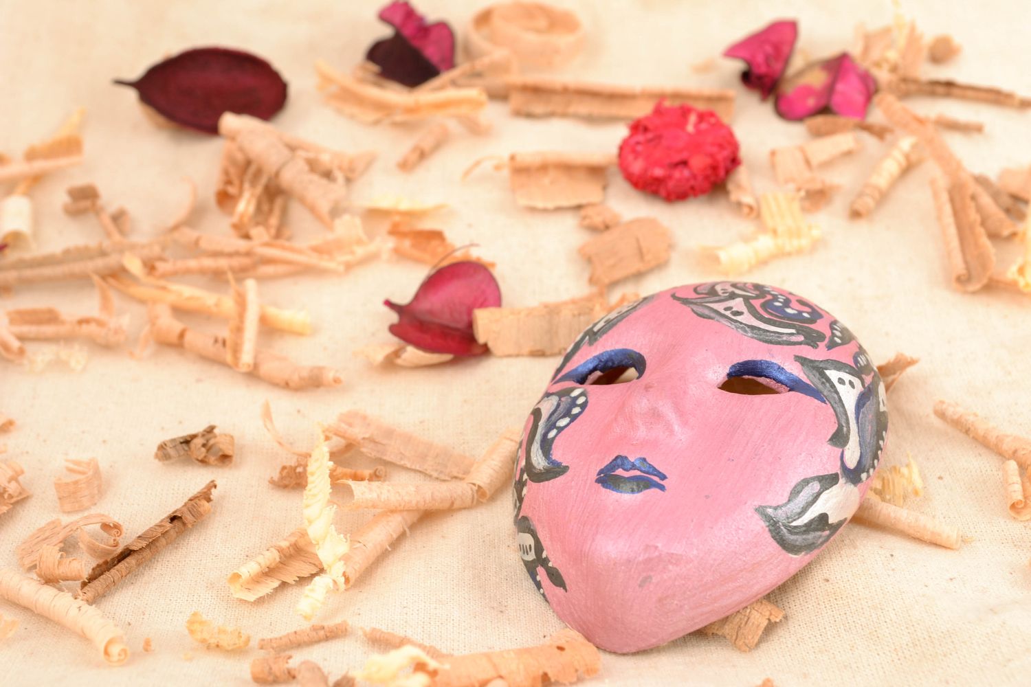 Masque décoratif en céramique artisanal rose  photo 2