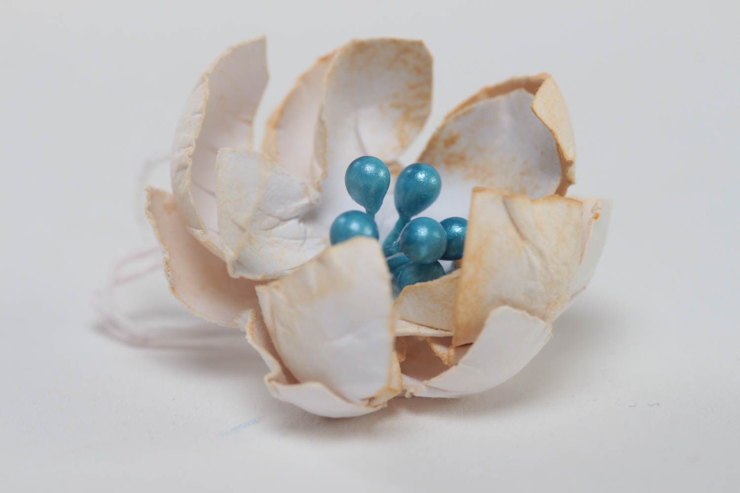 Цветок скрапбукинг бежевый красивый с голубыми тычинками маленький ручная работа фото 3