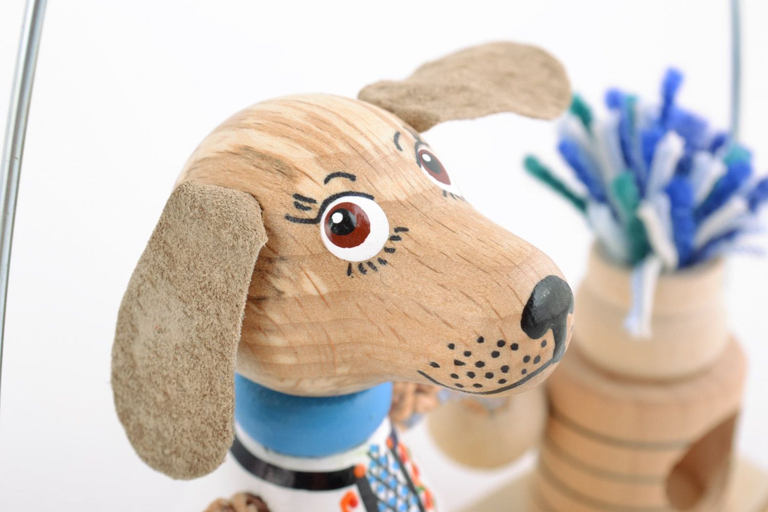 Baby Lernspielzeug aus Holz handmade umweltfreundlich Hund auf der Bank  foto 4