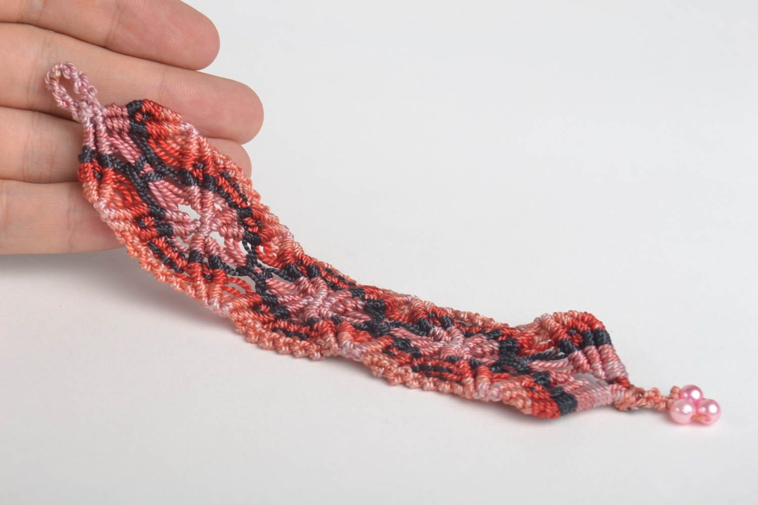 Bracelet textile Bijou fait main large fils macramé rouge noir Accessoire femme photo 5