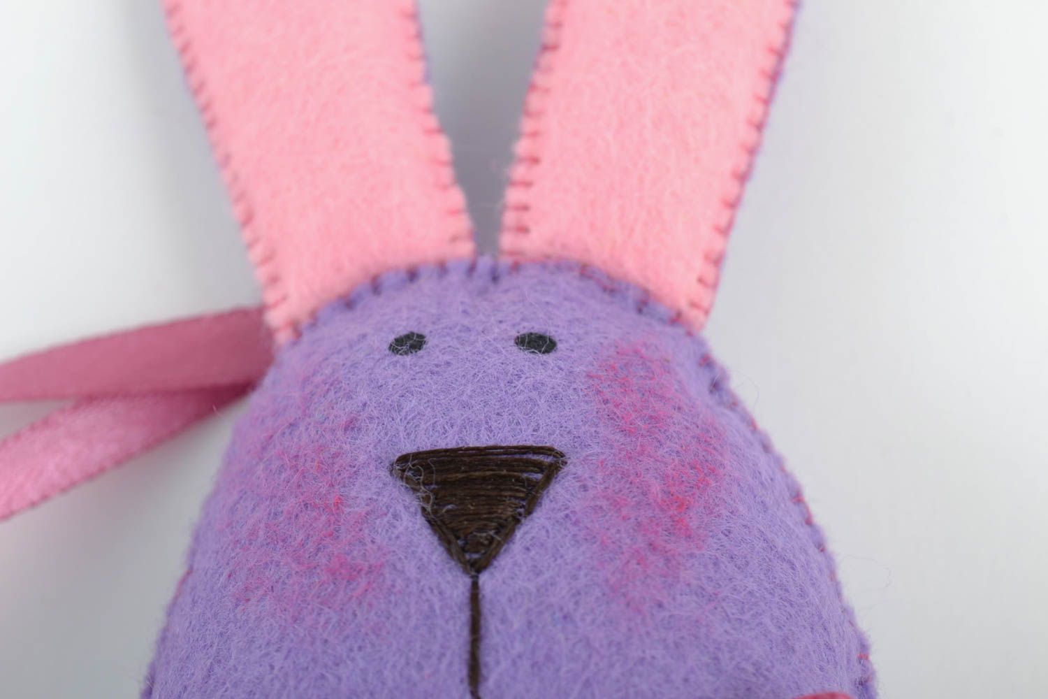 Милая подвеска заяц из фетра фиолетовая ручной работы для декора дома хенд мейд фото 3